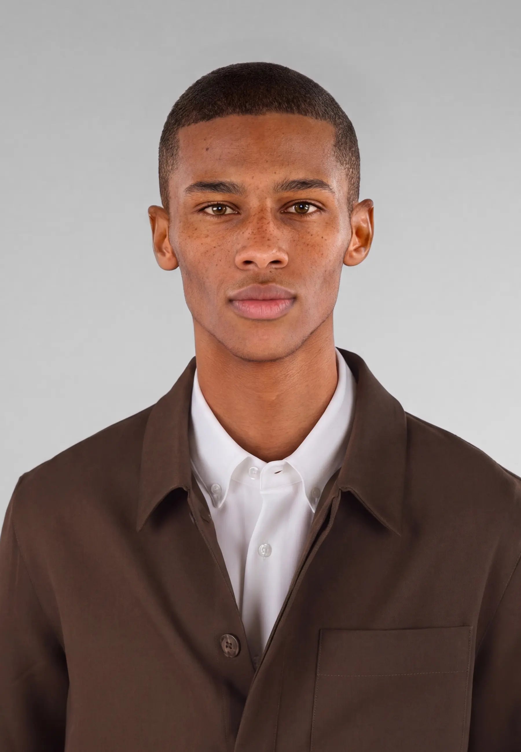Elis heavy overshirt - Brown, collar and fastening close up