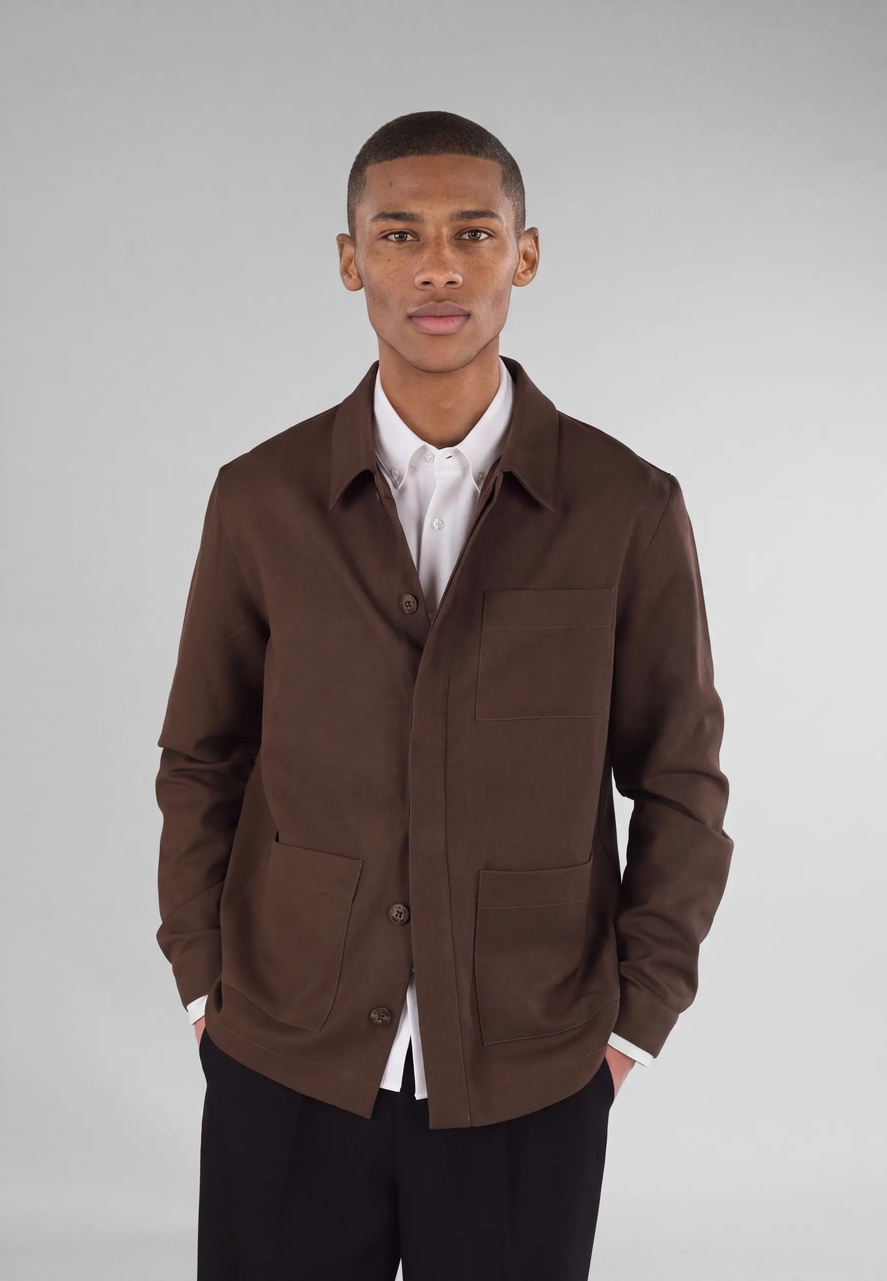 Elis heavy overshirt - Brown, detail of the fabric and fastening on model
