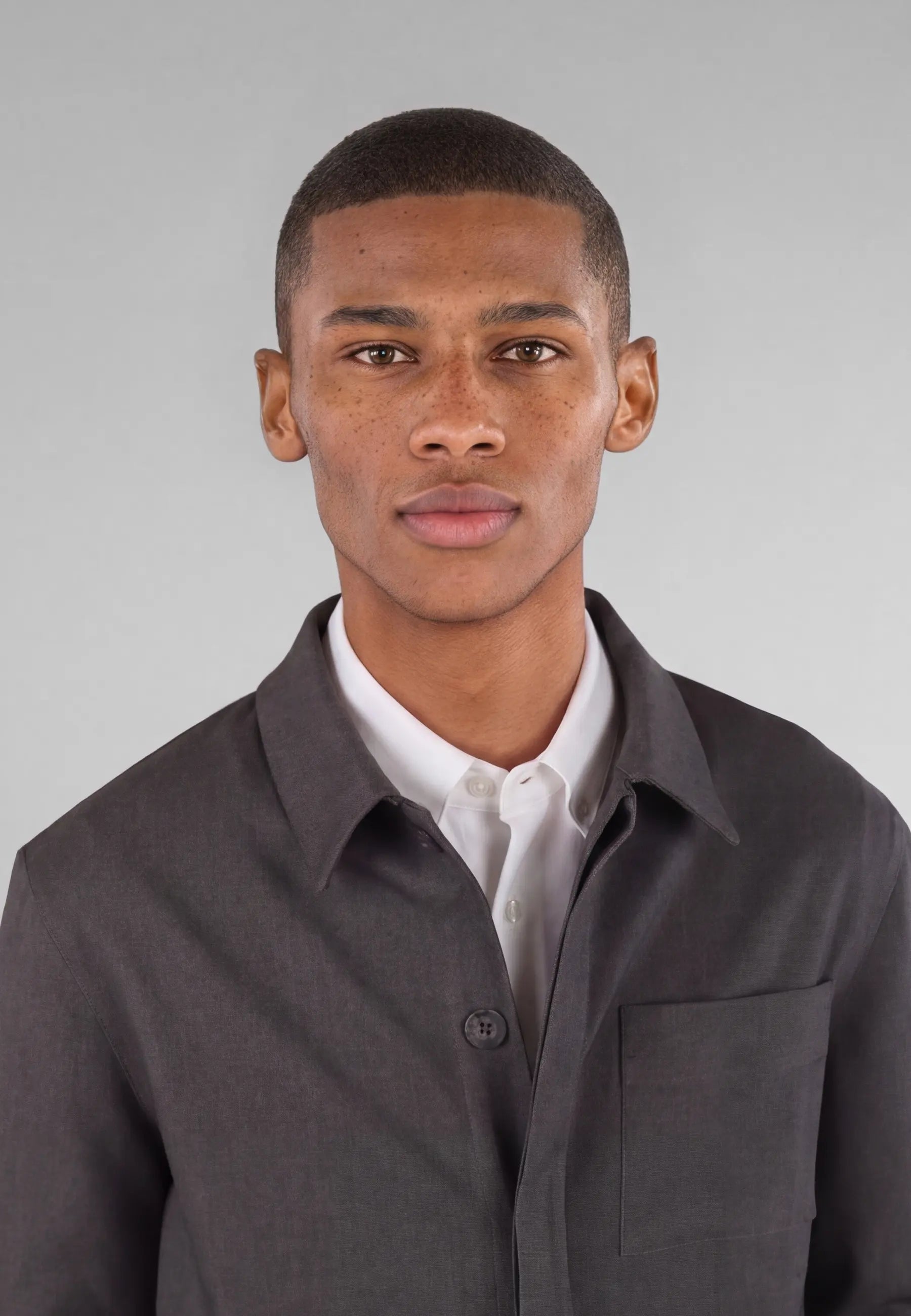 Elis heavy overshirt - Dark grey, collar and fastening close up