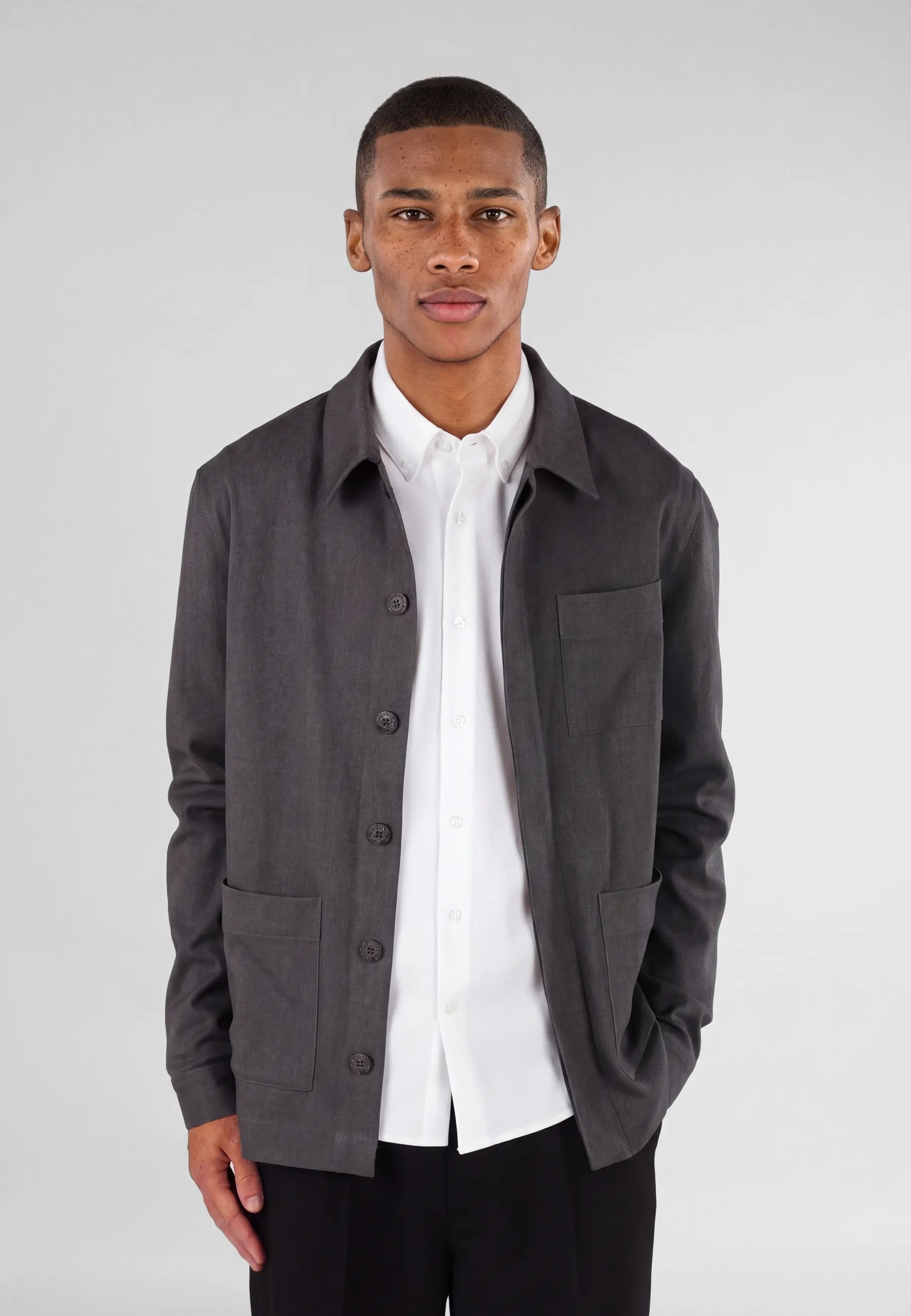 Elis heavy overshirt - Dark grey, detail of the fabric and fastening on model