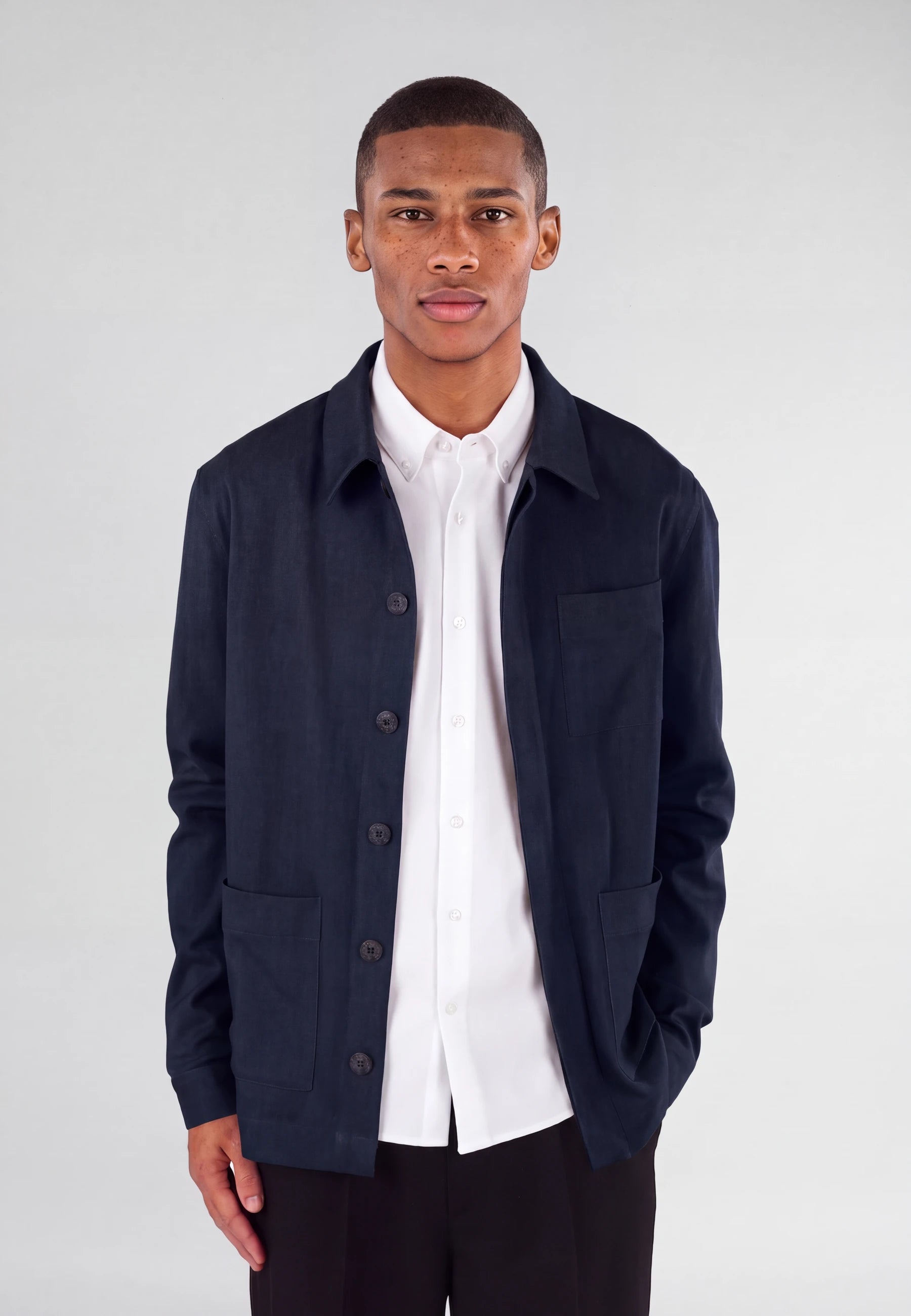 Elis heavy overshirt - Navy, detail of the fabric and fastening on model