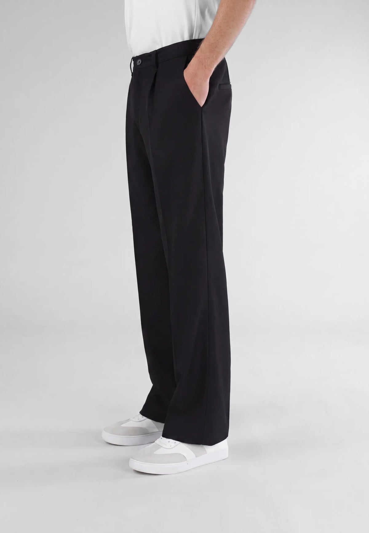 Ethan Heavy Relaxed Fit trousers - Black, side view on model