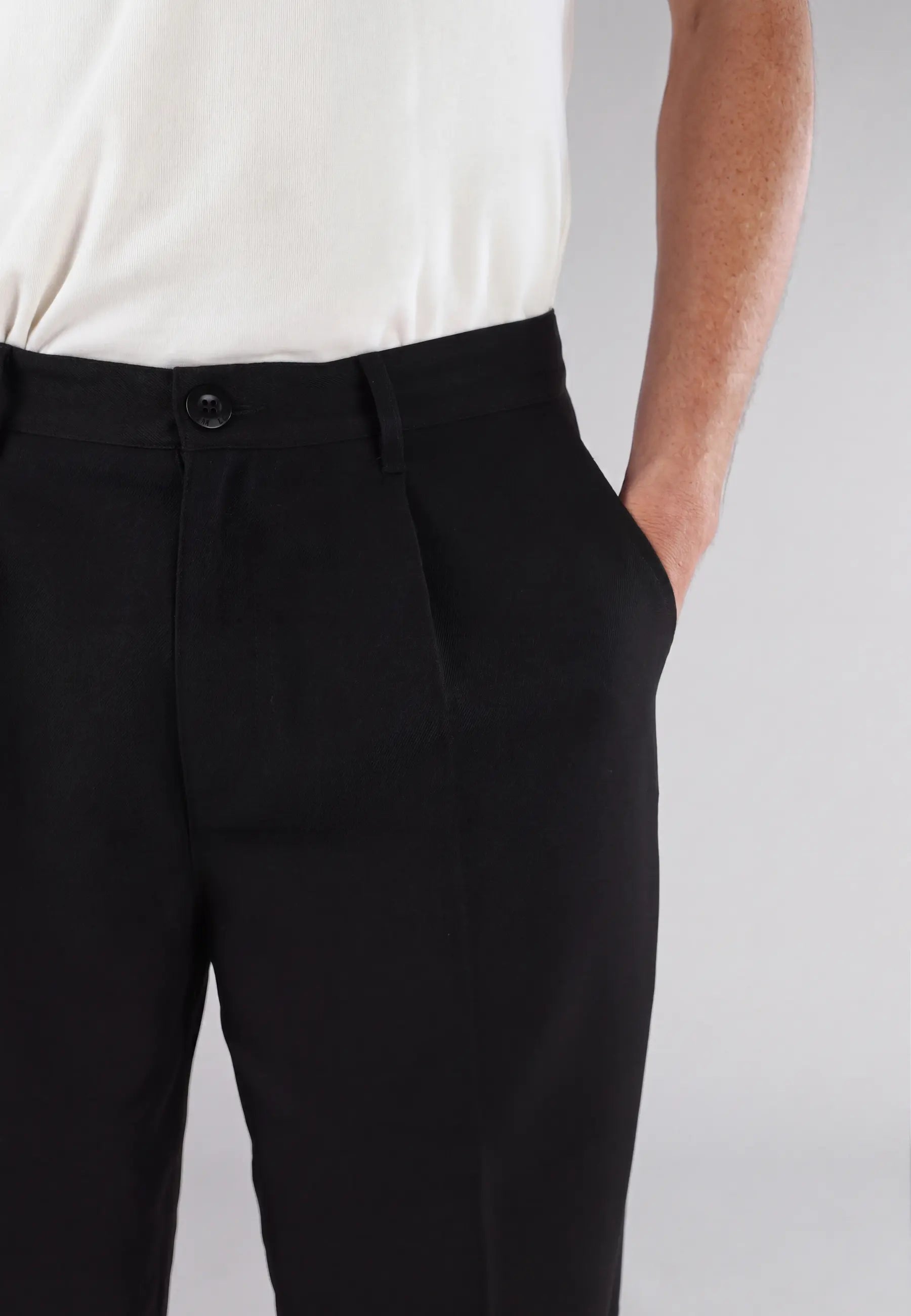 Ethan Heavy Relaxed Fit trousers - Black, waist and pocket detail