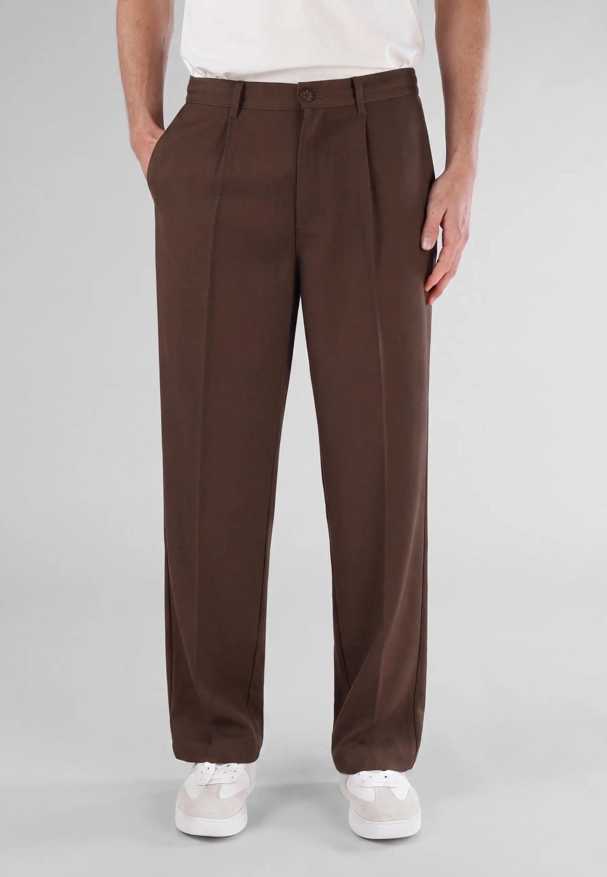 Ethan Heavy Relaxed Fit trousers - Brown, front view on model