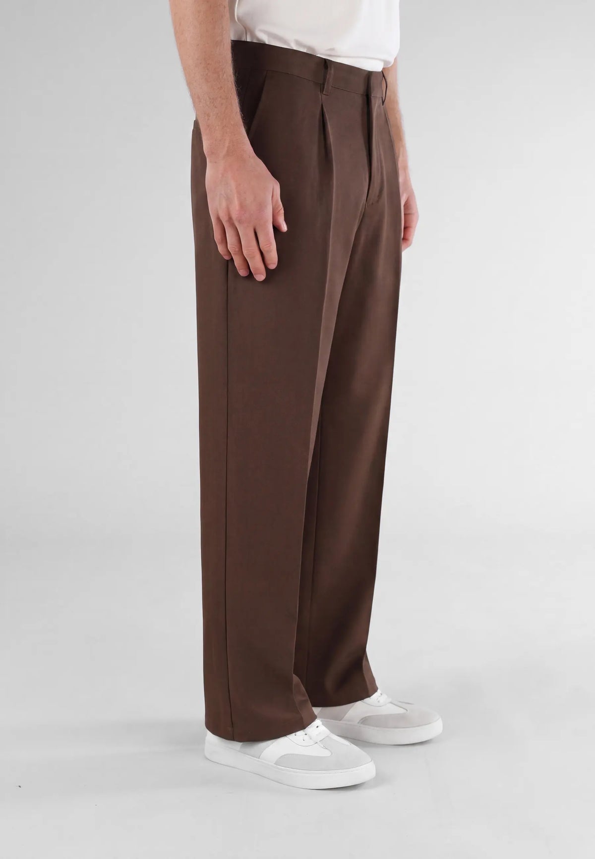 Ethan Heavy Relaxed Fit trousers - Brown, side view on model