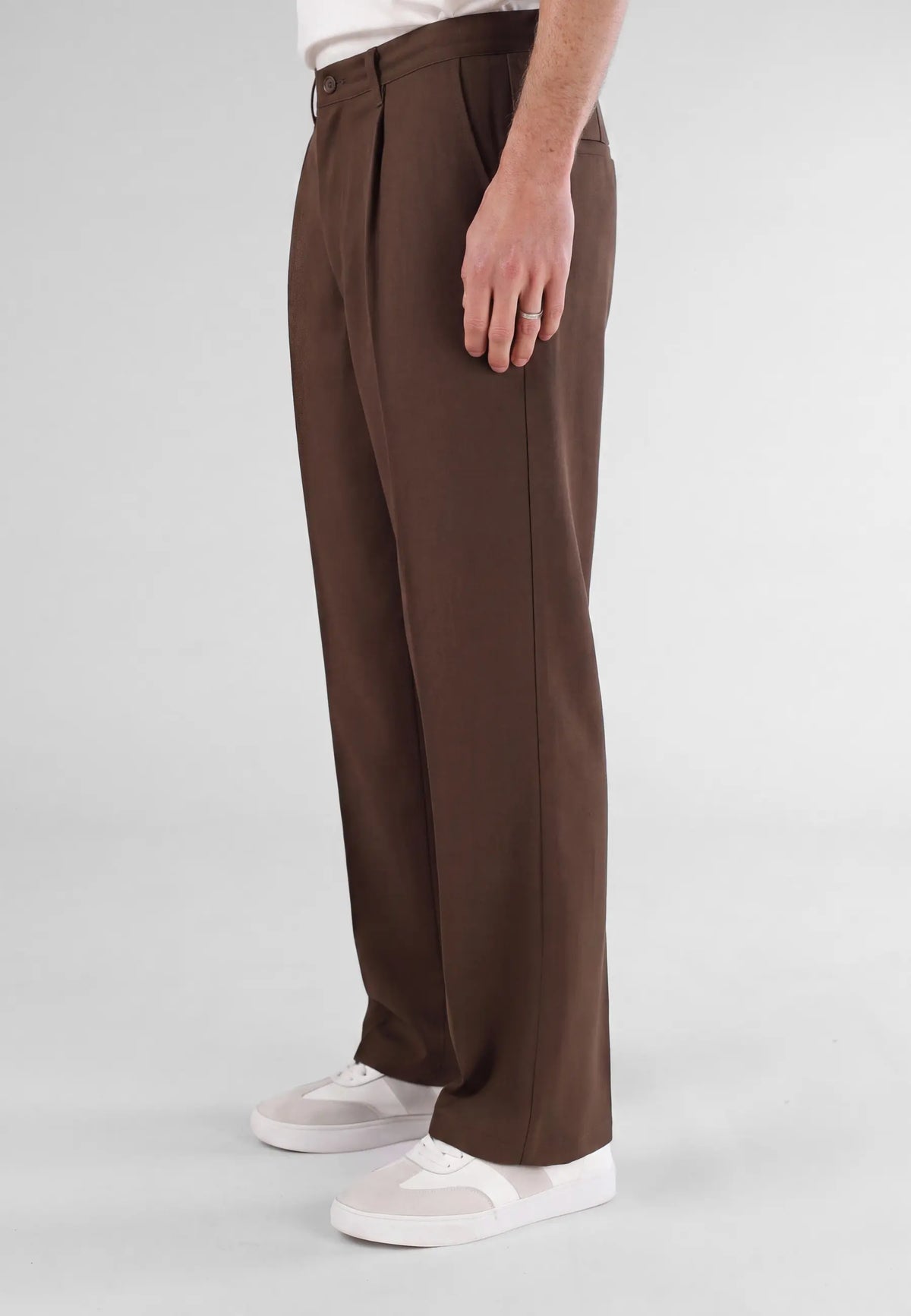 Ethan Heavy Relaxed Fit trousers - Brown, side view on model