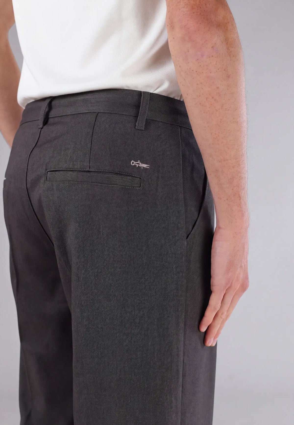 Ethan Heavy Relaxed Fit trousers - Dark grey, back logo detail