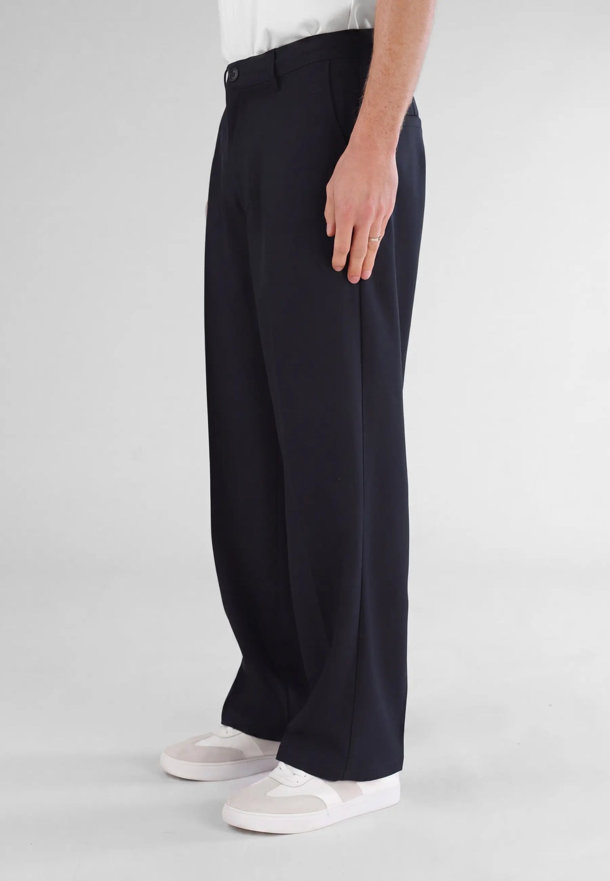 Ethan Heavy Relaxed Fit trousers - Navy, side view on model