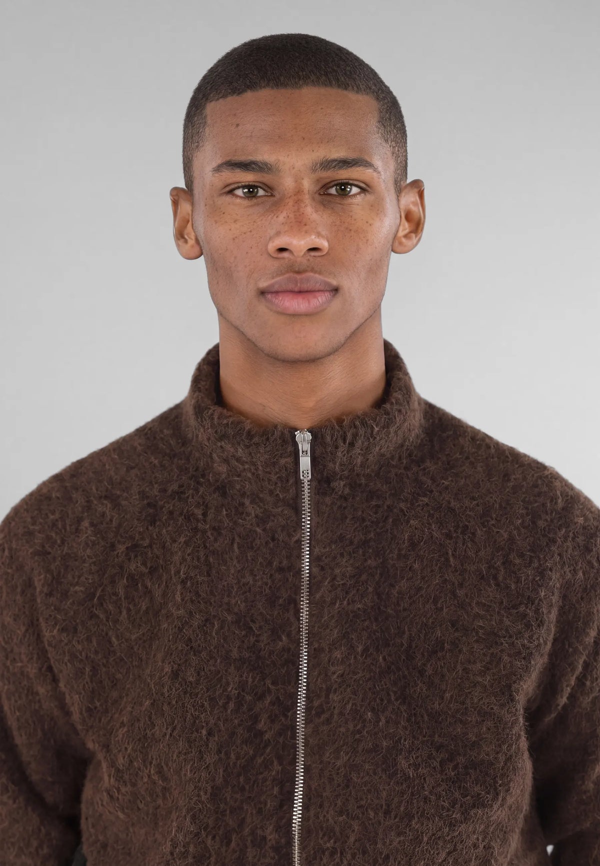 Frank fuzzy zip - Brown, collar and fastening close up