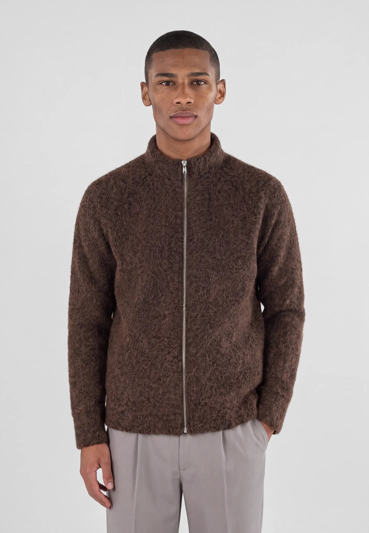 Frank fuzzy zip - Brown, detail of the fabric and fastening on model