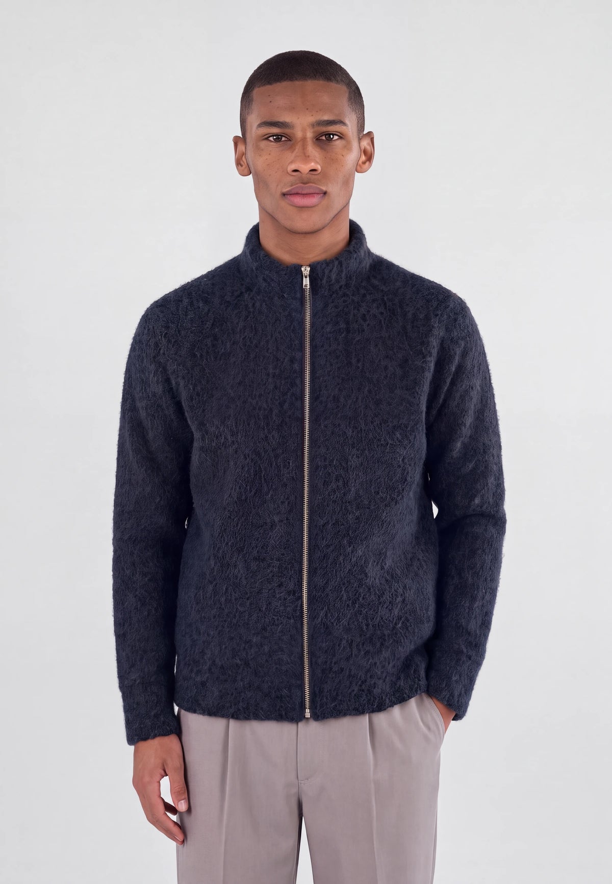 Frank fuzzy zip - Navy, detail of the fabric and fastening on model