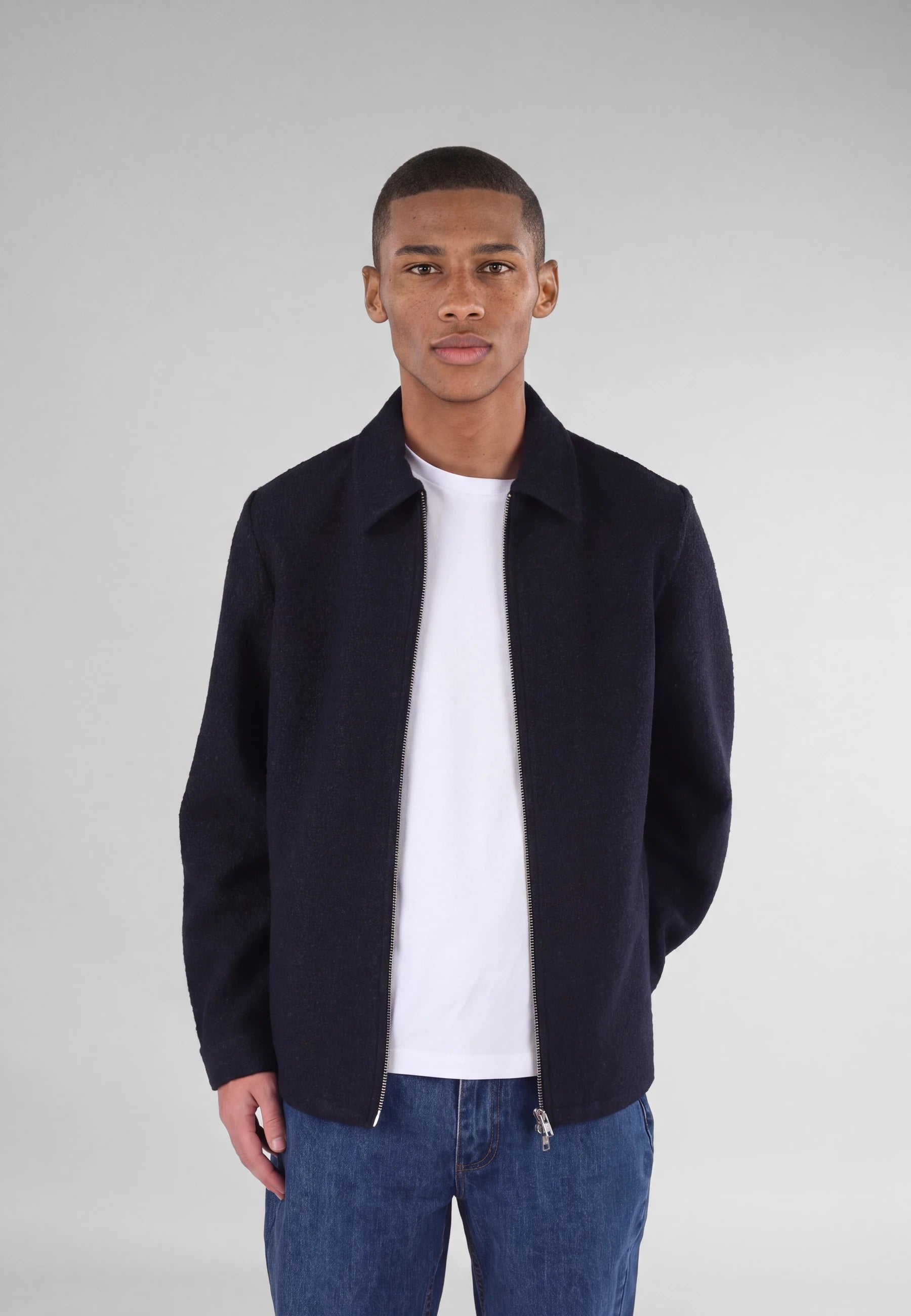 Fred boucle overshirt - Navy, detail of the fabric and fastening on model