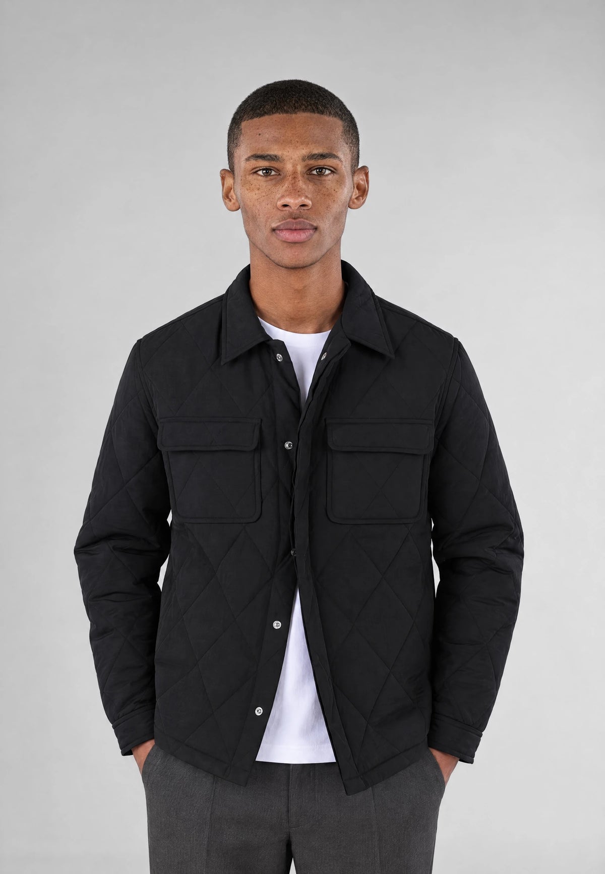 Jeff quilted shirt jacket - Black, detail of the fabric and fastening on model