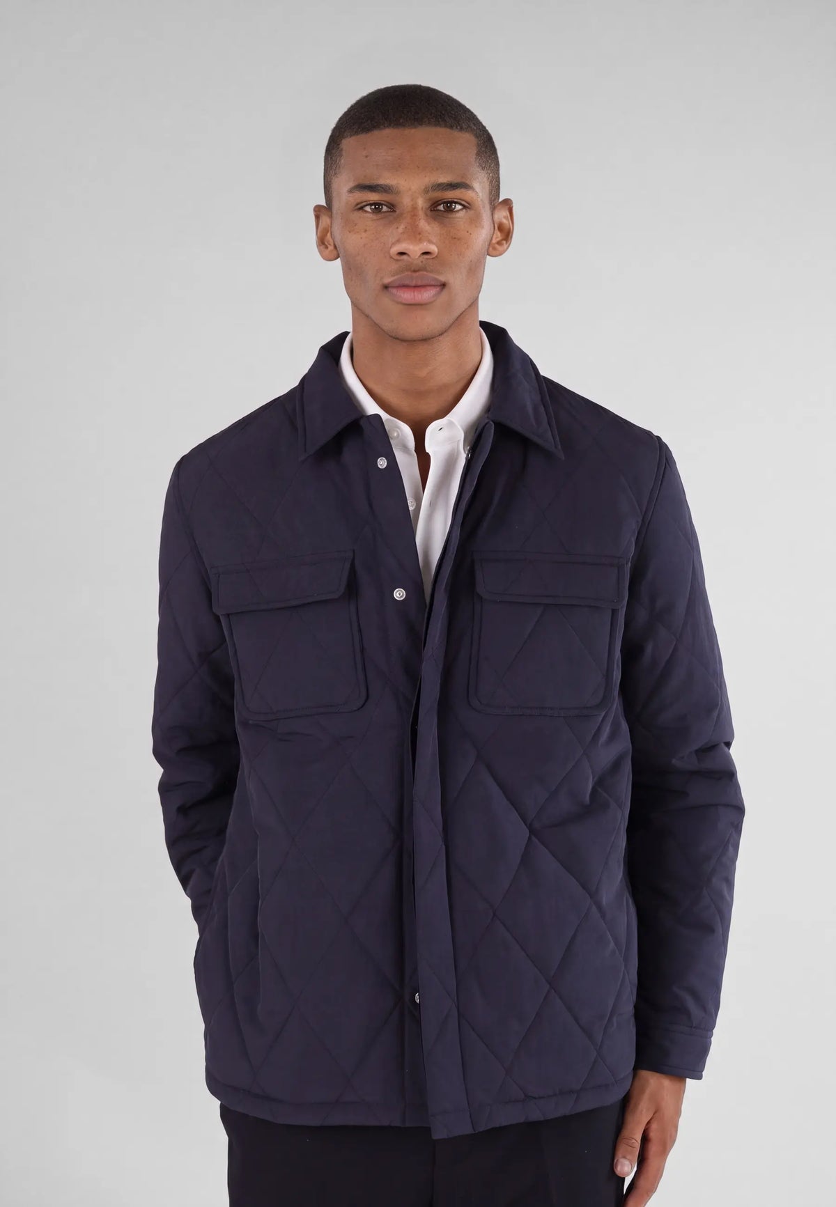 Jeff quilted shirt jacket - Navy, detail of the fabric and fastening on model