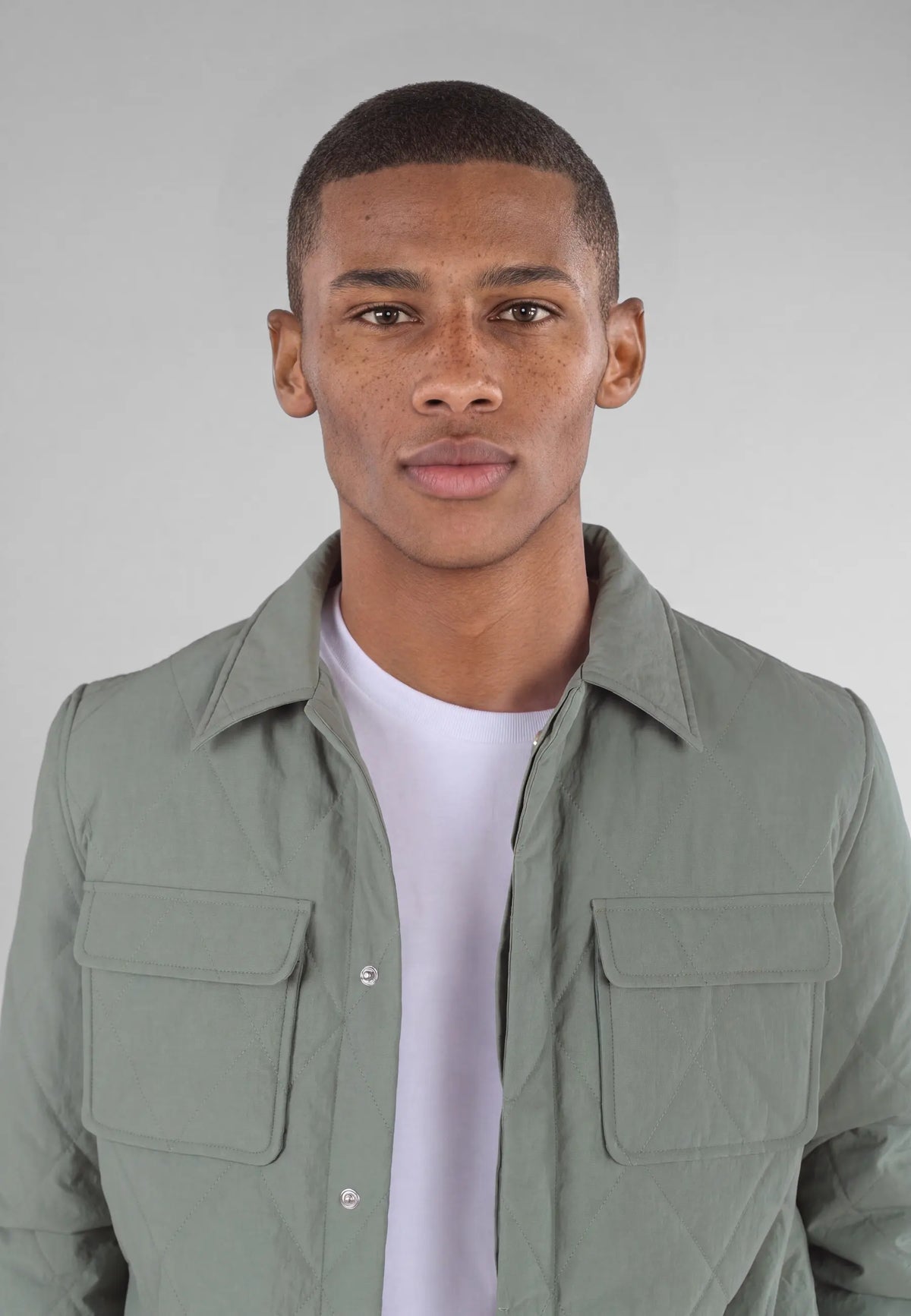 Jeff quilted shirt jacket - Green, collar and fastening close up