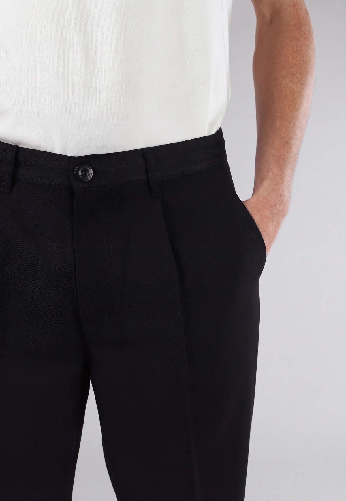 Landon heavy trousers - Black, waist and pocket detail