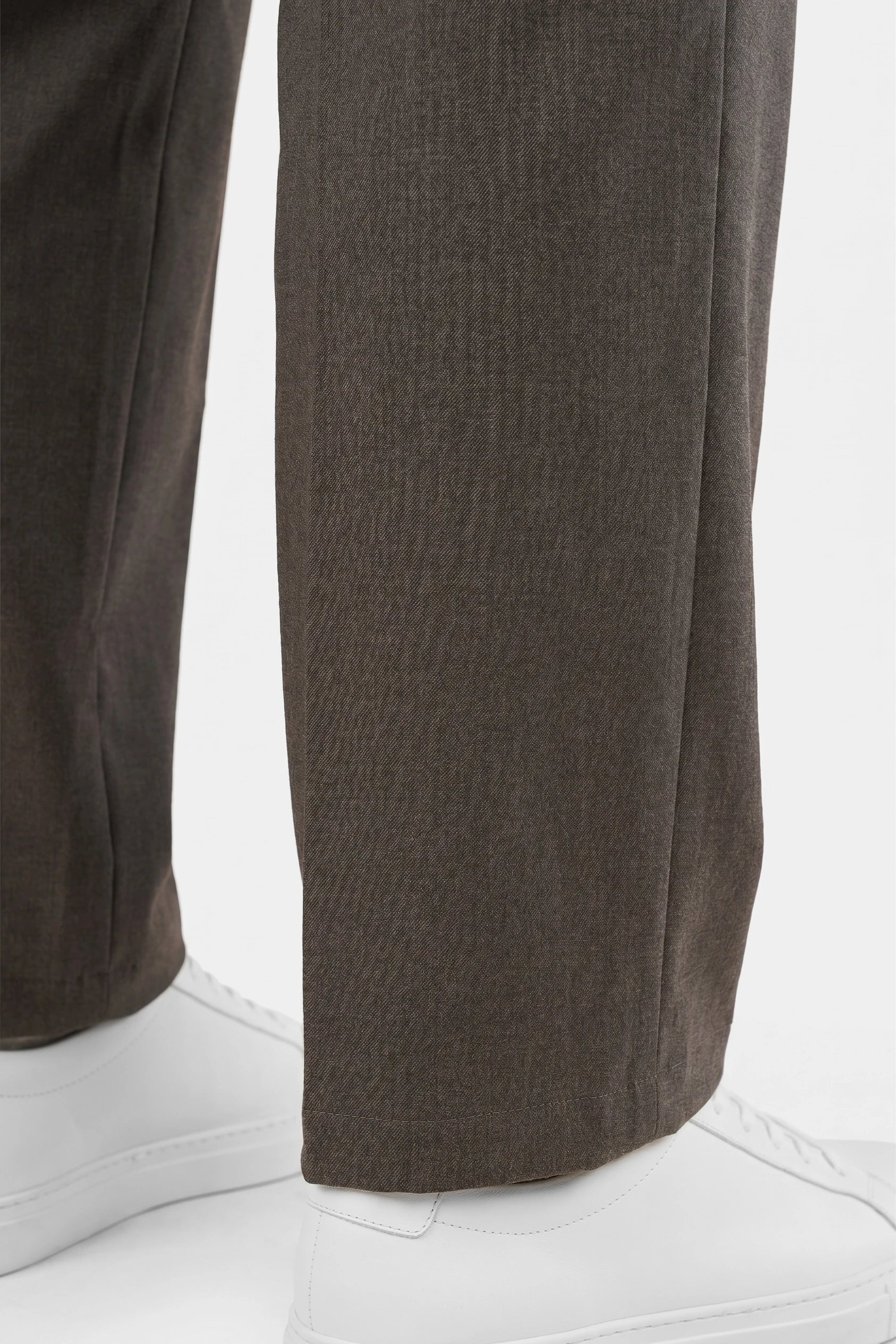 Landon heavy trousers - Dark grey, hem and fabric detail