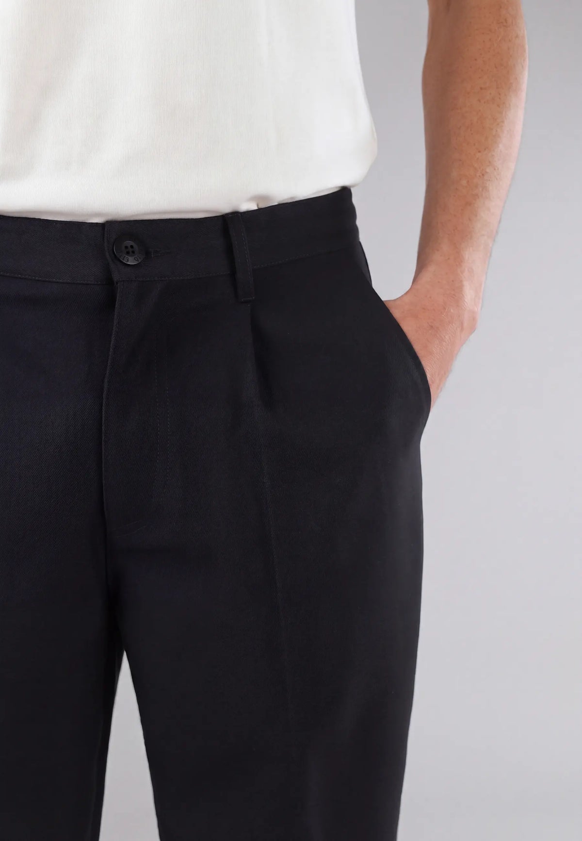 Landon heavy trousers - Navy, waist and pocket detail