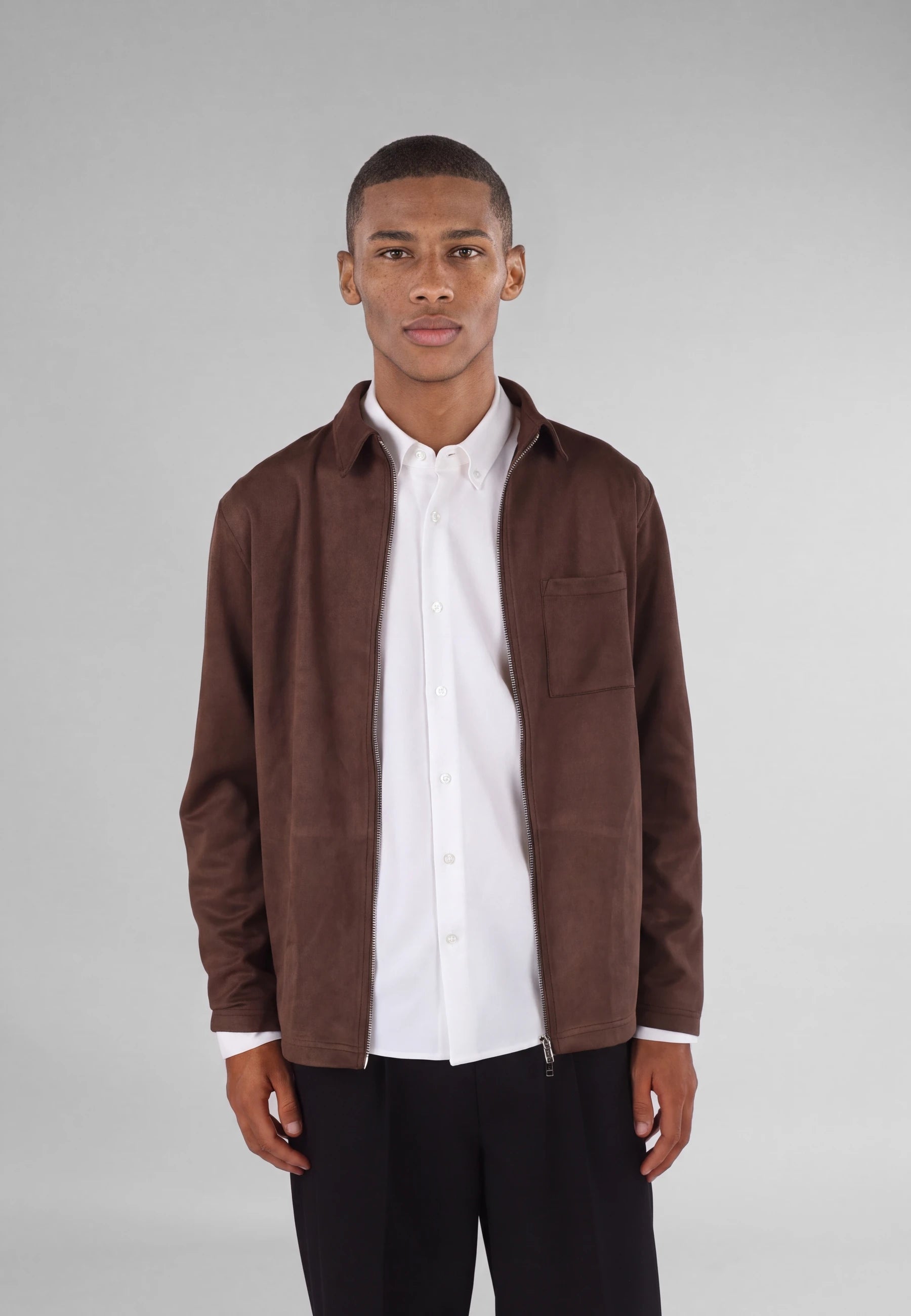 Neo vegan suede overshirt 2.0 - Dark coffee brown, detail of the fabric and fastening on model