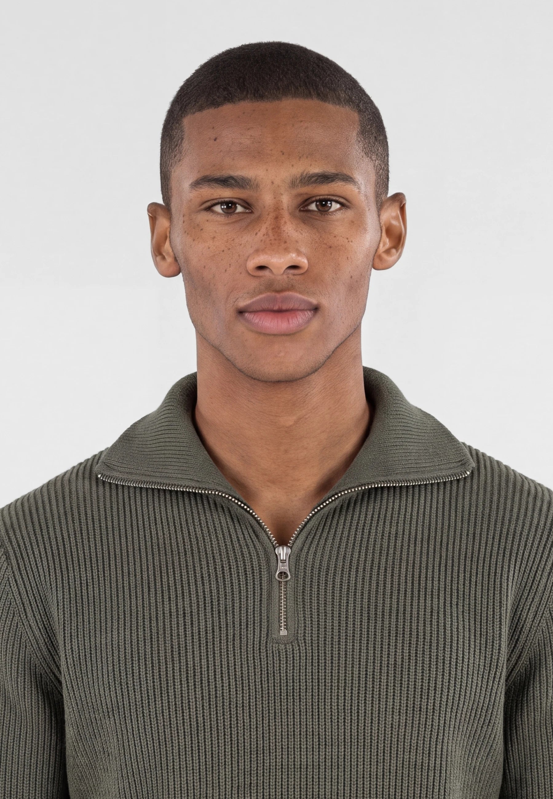 Reuben knitted half zip - Moss green, collar and fastening close up